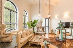 公寓山景房 | 客厅 | 平板电视、DVD 播放器