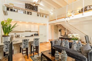 Apartment 3 | Private kitchenette | Full-size fridge, microwave, stovetop, coffee/tea maker - The Ivy Apartments (Franschhoek)