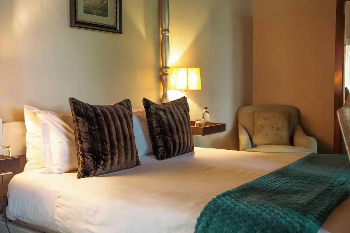 In-room safe, desk, individually decorated, individually furnished
