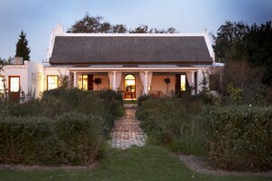 住宿正面 - 傍晚/夜晚