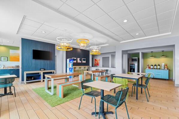 Free daily continental breakfast - Spark by Hilton Victoria (Victoria)