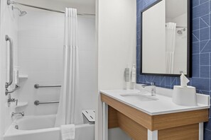Combined shower/tub, free toiletries, hair dryer, towels