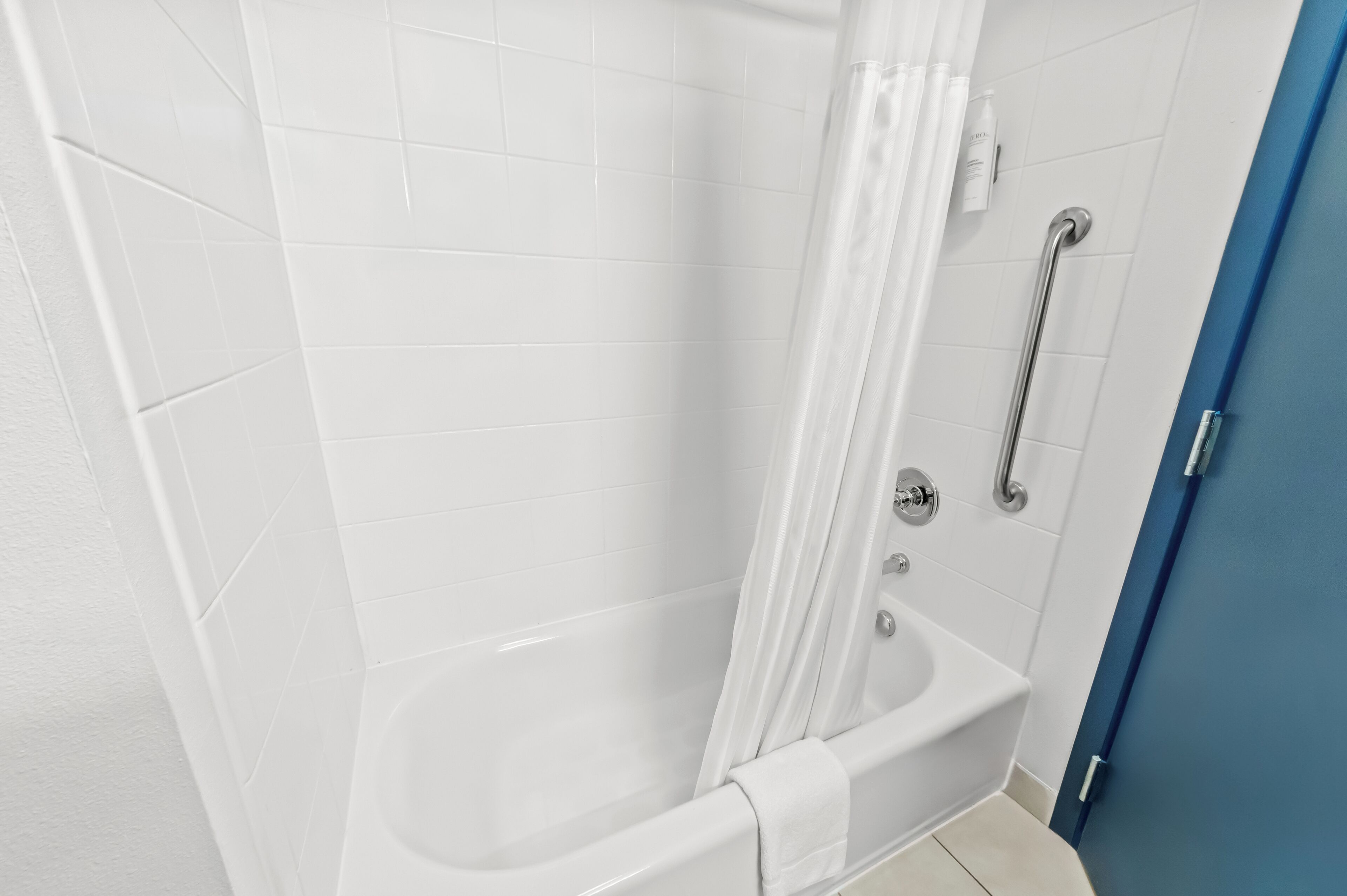 combined shower/bathtub, free toiletries, hair dryer, towels