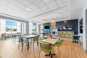 Free daily continental breakfast  - Spark by Hilton Victoria (Victoria)