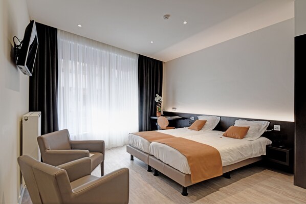 Chambre Deluxe double | Coffre-fort, bureau, rideaux d’obscurcissement, lit de bébé (supplément)