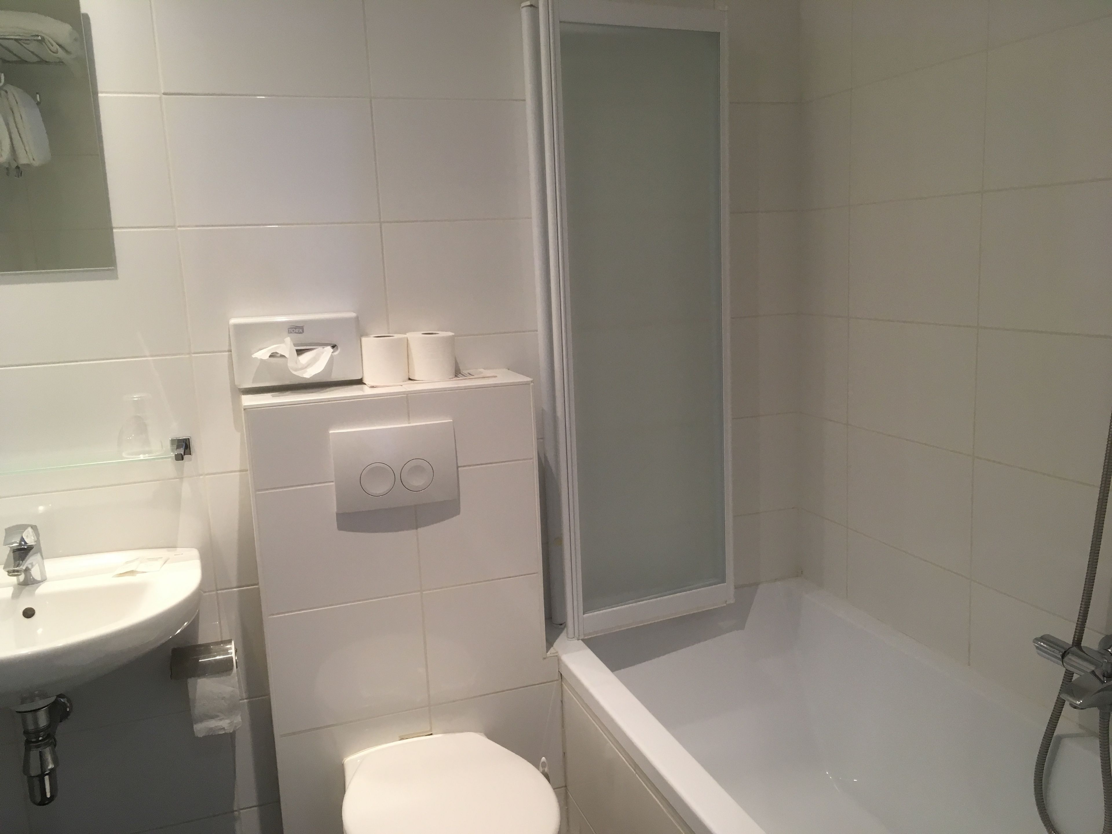 Ein Badezimmer mit Toilette, Waschbecken und Dusche.