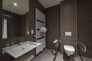 Deluxe-Doppelzimmer | Badezimmer | Kostenlose Toilettenartikel, Haartrockner, Handtücher