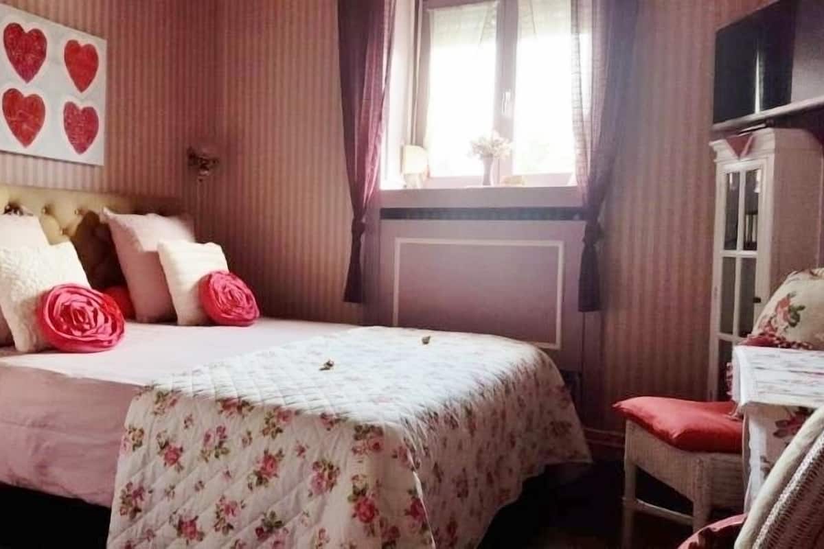 Camera Romantica | Con stile personalizzato, con arredamento individuale, una scrivania