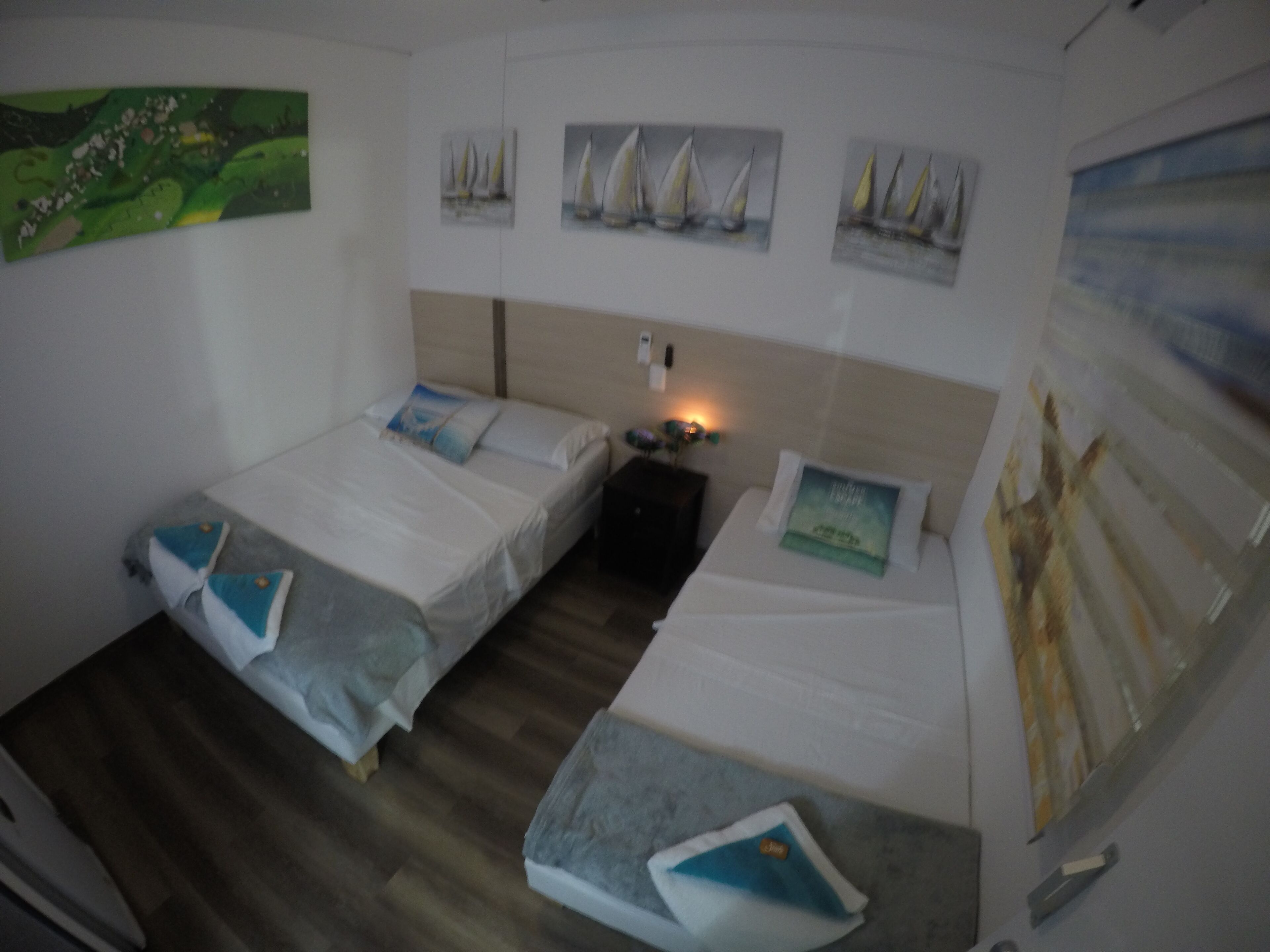 Habitación triple familiar, 1 habitación, para no fumadores | 6 habitaciones, minibar y caja de seguridad en la habitación 