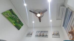 A room with a ceiling fan, recessed lighting, and artwork on the walls. - Posada Turística Colors Of The Sea (San Andrés)
