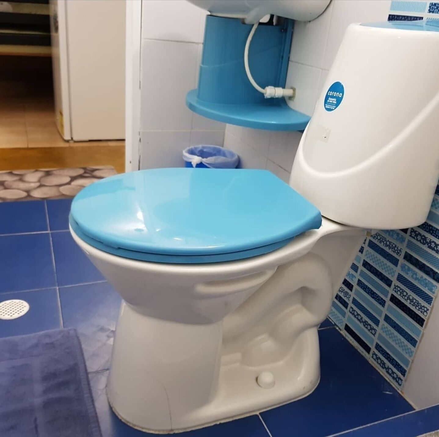 standard quadruple room | bathroom | shower, towels