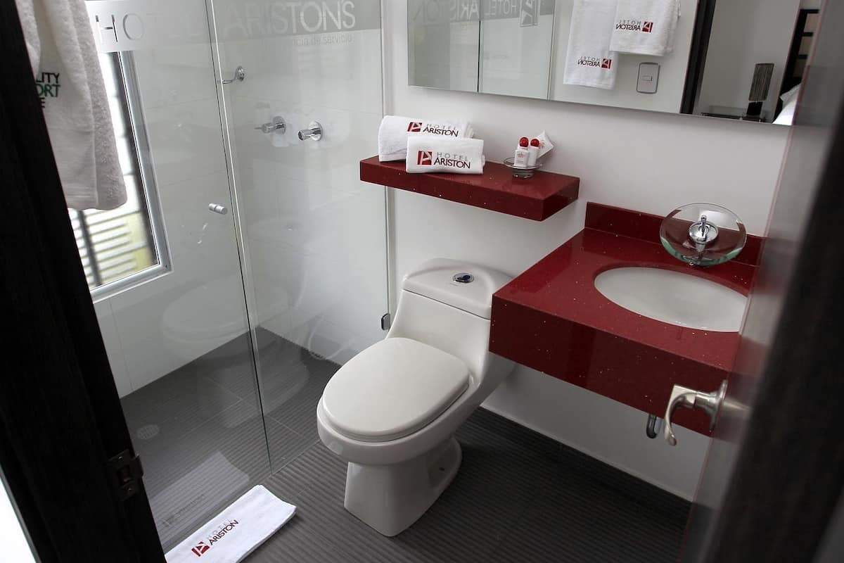 Regadera y amenidades de baño gratuitas