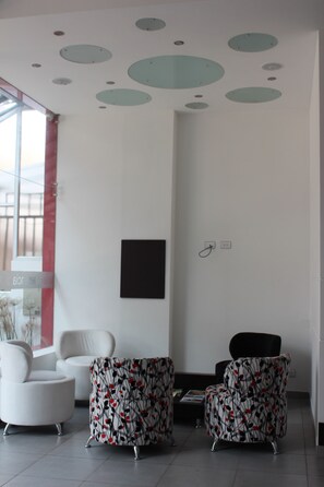 Lobby sitting area - Hotel Ariston's (Bogotá)