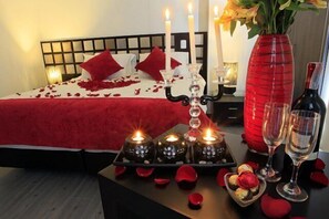 In-room safe, desk, free WiFi