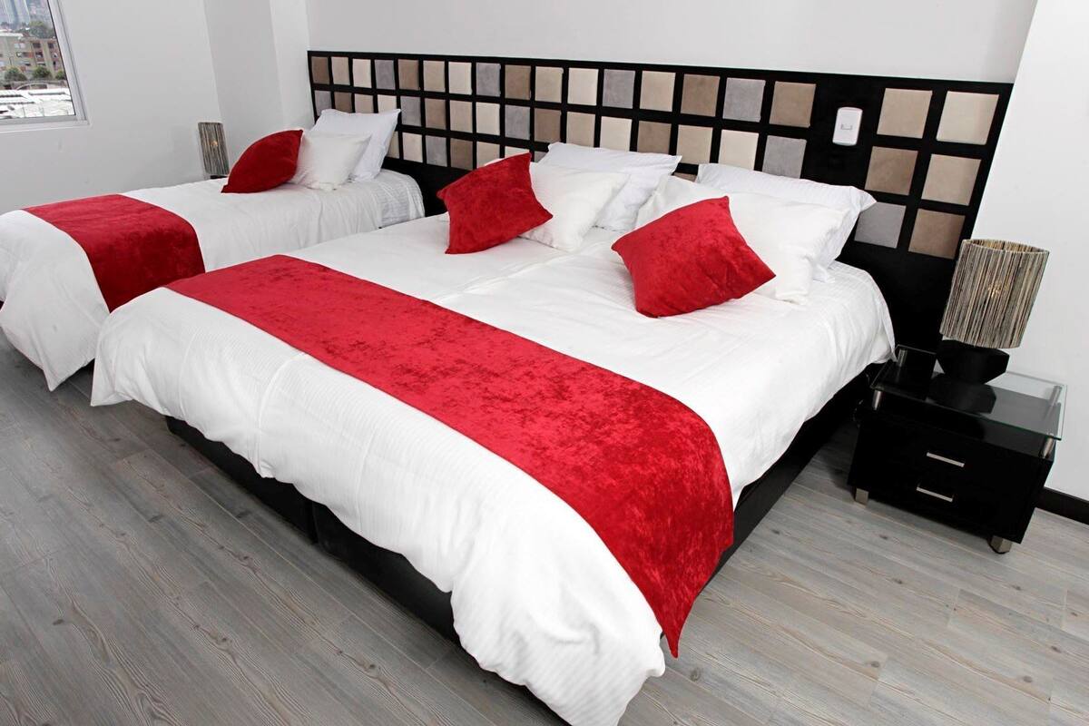 Comfort Triple Room | In-room safe, desk, WiFi (free)