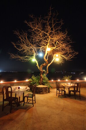 Outdoor dining - Secret Point Huts (Ceningan Island)
