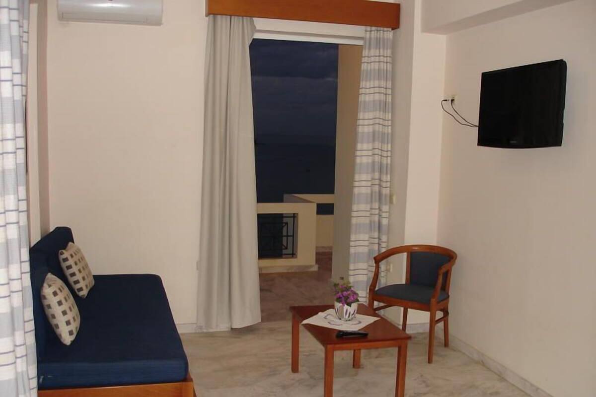 Apartment | Living room | 32-inch LCD TV with digital channels, TV