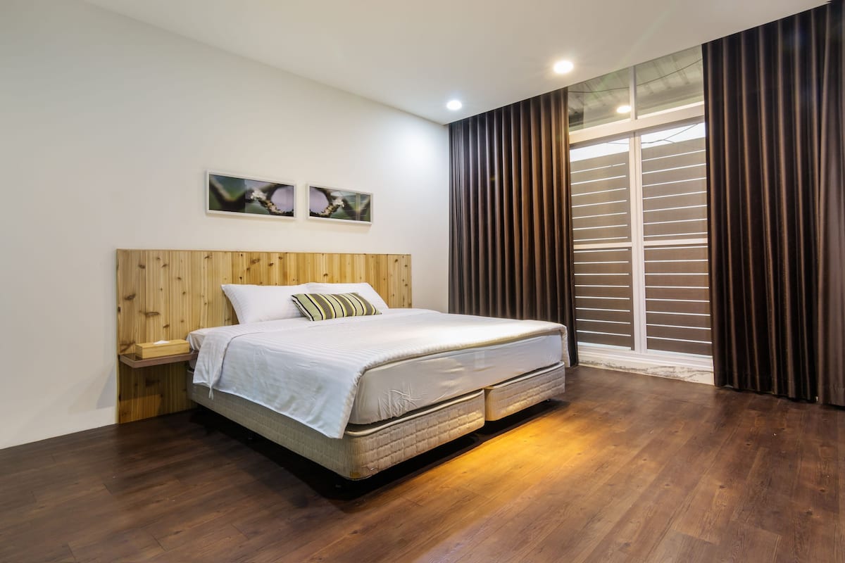 Superior-Doppelzimmer, Balkon | Daunenbettdecken, Schreibtisch, laptopgeeigneter Arbeitsplatz