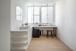 华丽双人房 | 羽��绒被、特色装修、特色家居、办公桌