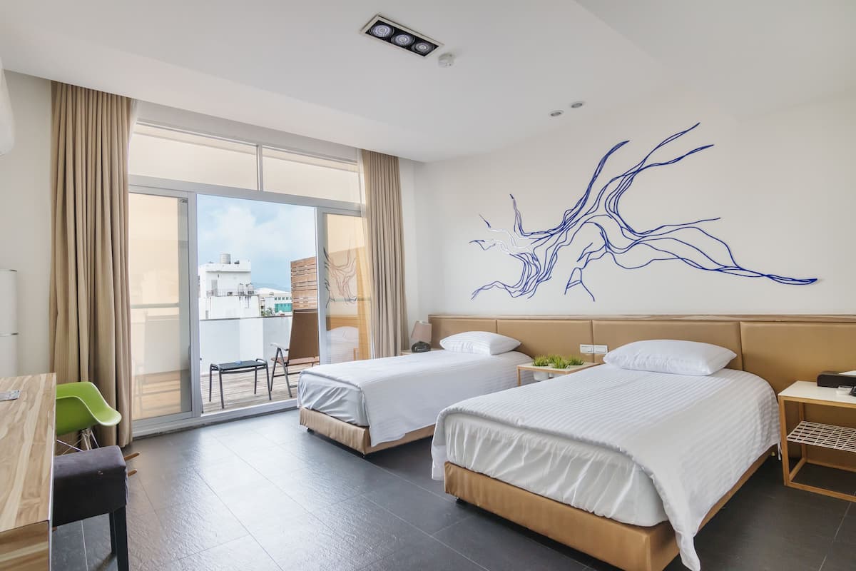 Deluxe-Zweibettzimmer, Terrasse | Daunenbettdecken, Schreibtisch, laptopgeeigneter Arbeitsplatz