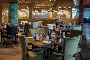 4 restaurants; breakfast, lunch, dinner, and brunch served - Speke Resort & Conference Centre (Kampala)