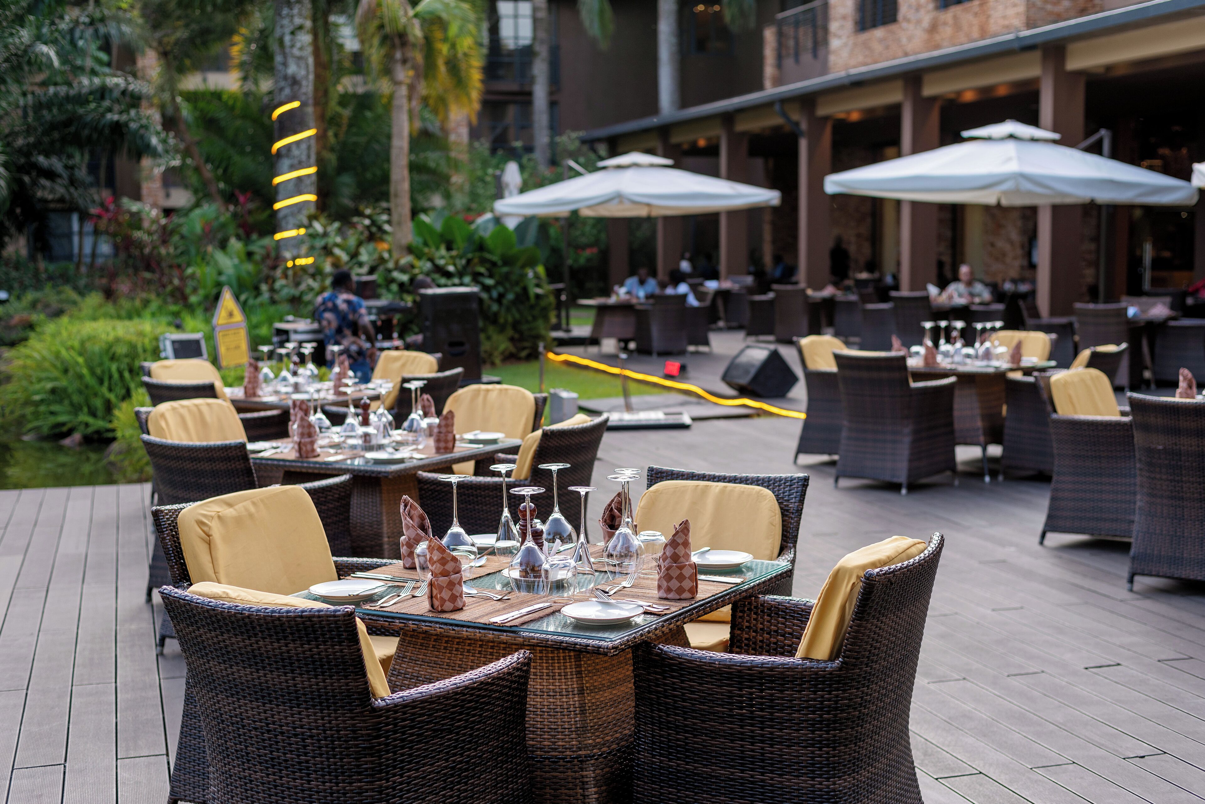 4 restaurants; breakfast, lunch, dinner and brunch served 