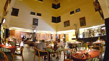 Se sirven desayunos, comidas, cenas y cocina internacional