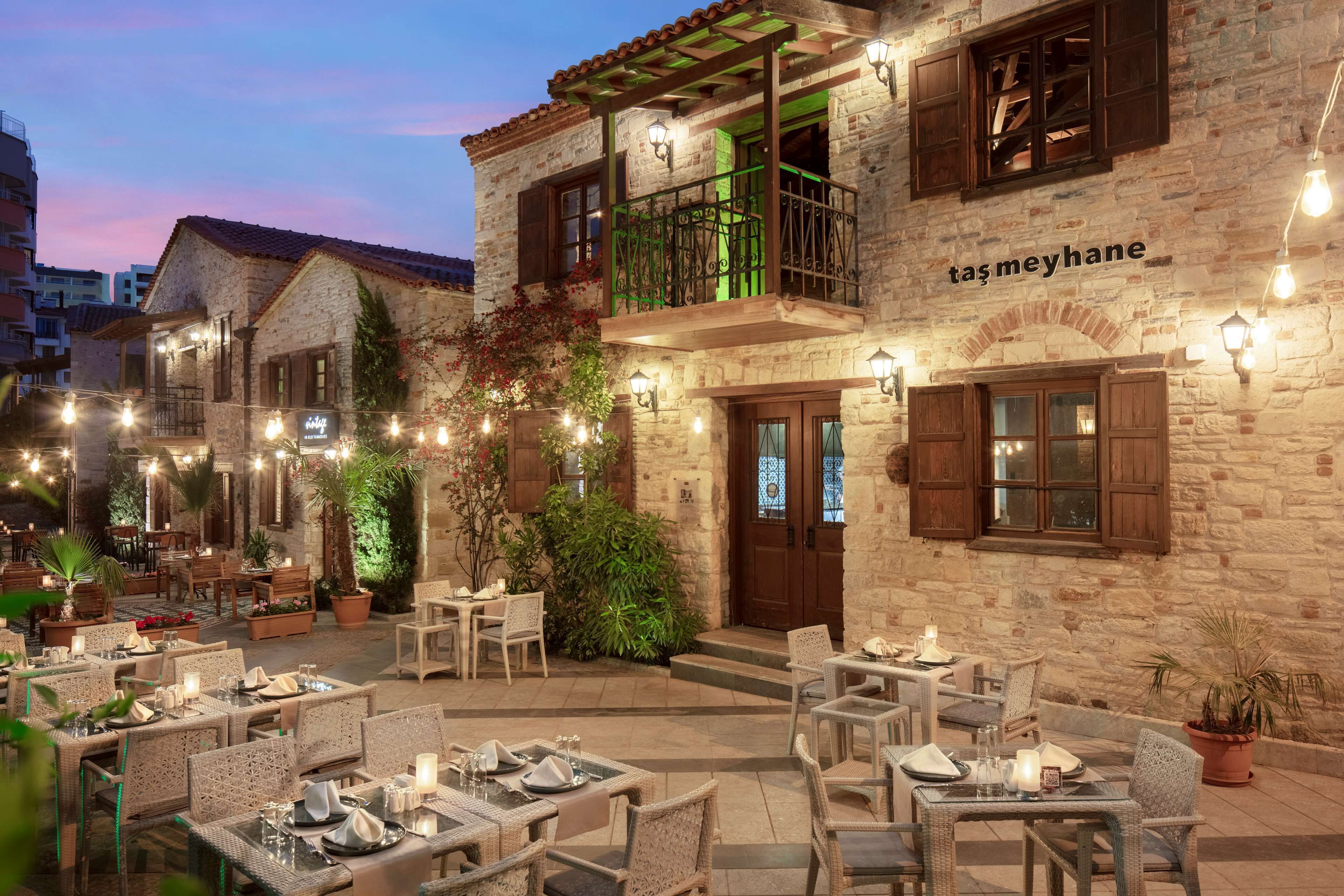 2 restaurants, dinner served, international cuisine