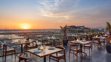 2 restaurants; ze serveren er ontbijt, lunch, diner en brunch