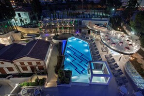 Seasonal outdoor pool, pool loungers - Doubletree By Hilton Kusadasi - Special Class (Kusadasi)
