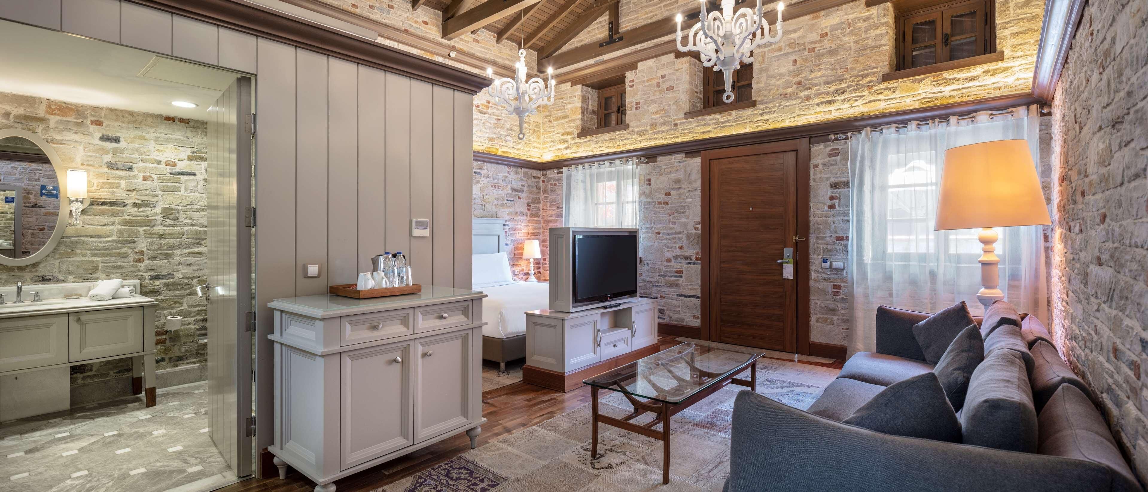 Minibar, una cassaforte in camera, una scrivania, Wi-Fi (a pagamento)