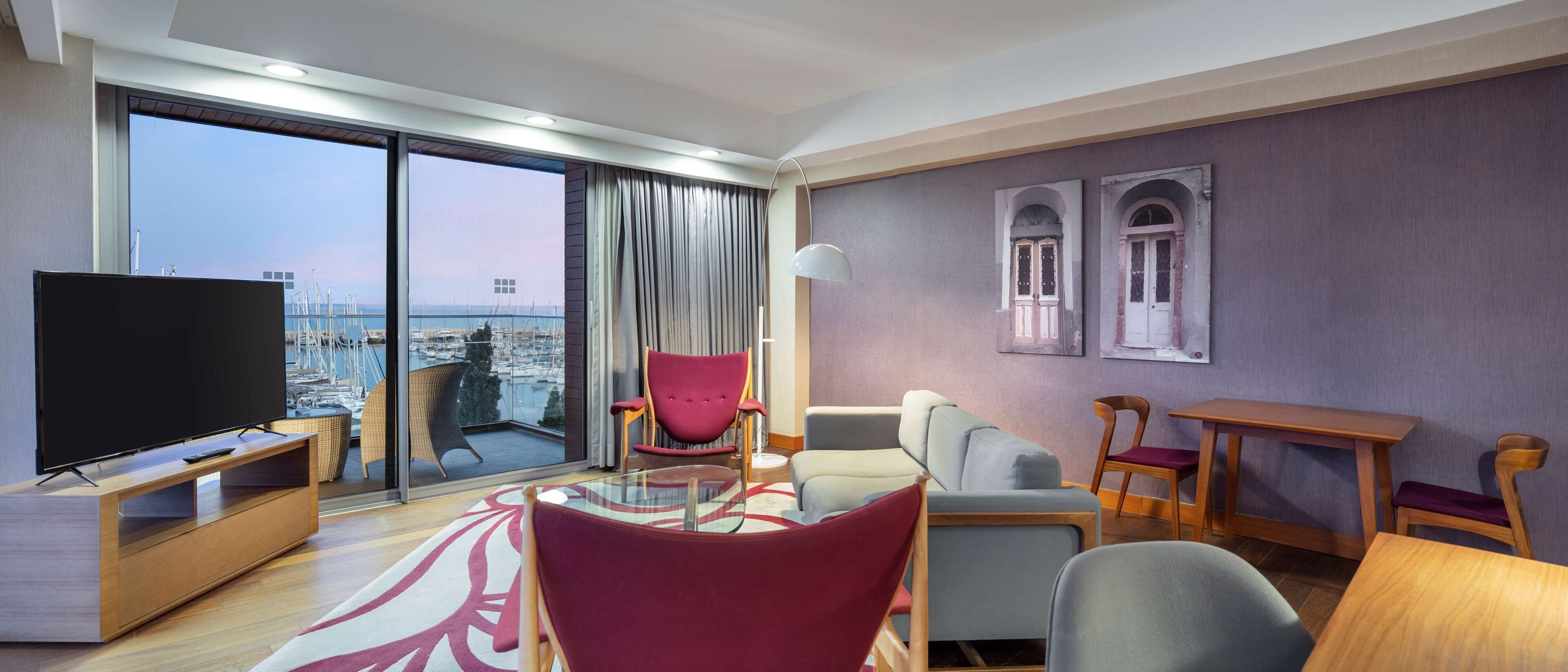 suite, 1 king bed, marina view | minibar, in-room safe, desk, free cots/infant beds