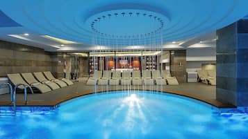 Piscina externa sazonal, espreguiçadeiras