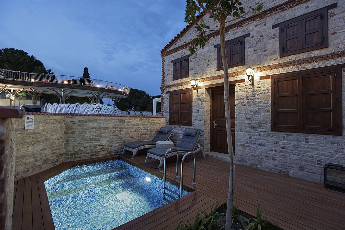 seasonal outdoor pool, pool loungers