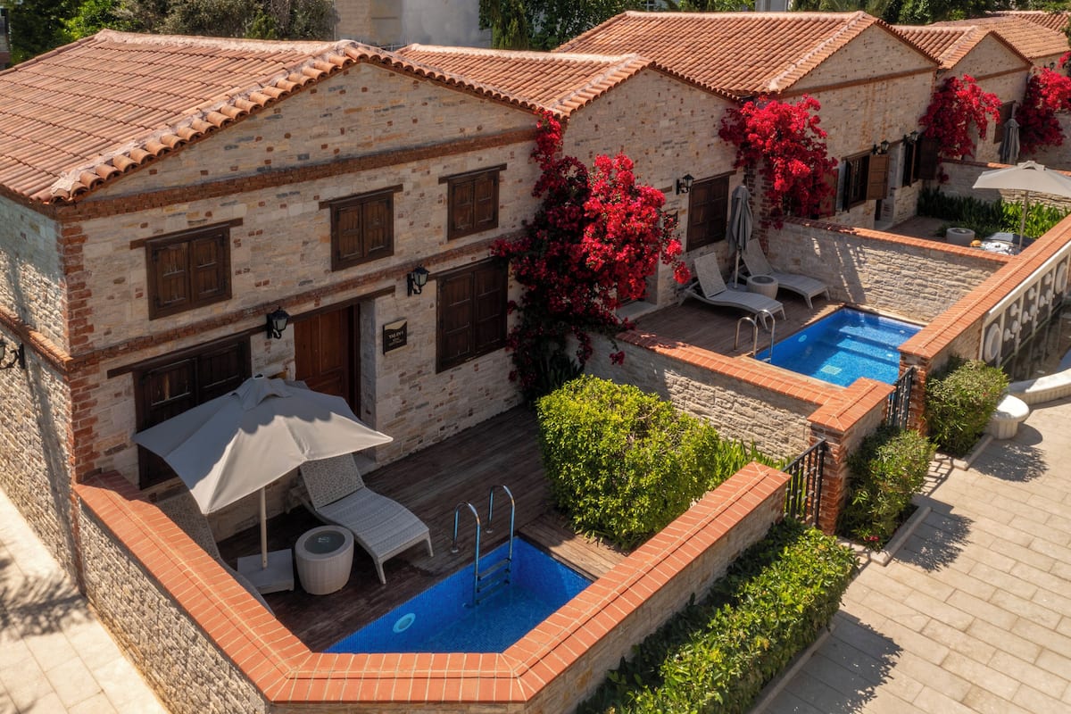 Cottage, 1 letto king (Private Garden) | Minibar, una cassaforte in camera, una scrivania