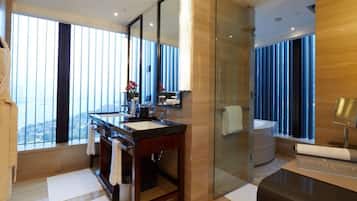 Un baño moderno con un espejo grande, lavamanos dobles y cabina de ducha de vidrio.