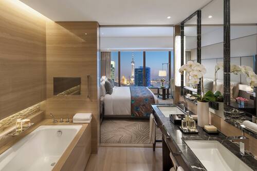 Minibar, caja de seguridad en la habitación y escritorio