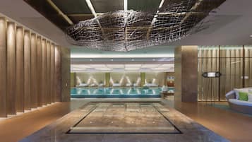 Una piscina cubierta