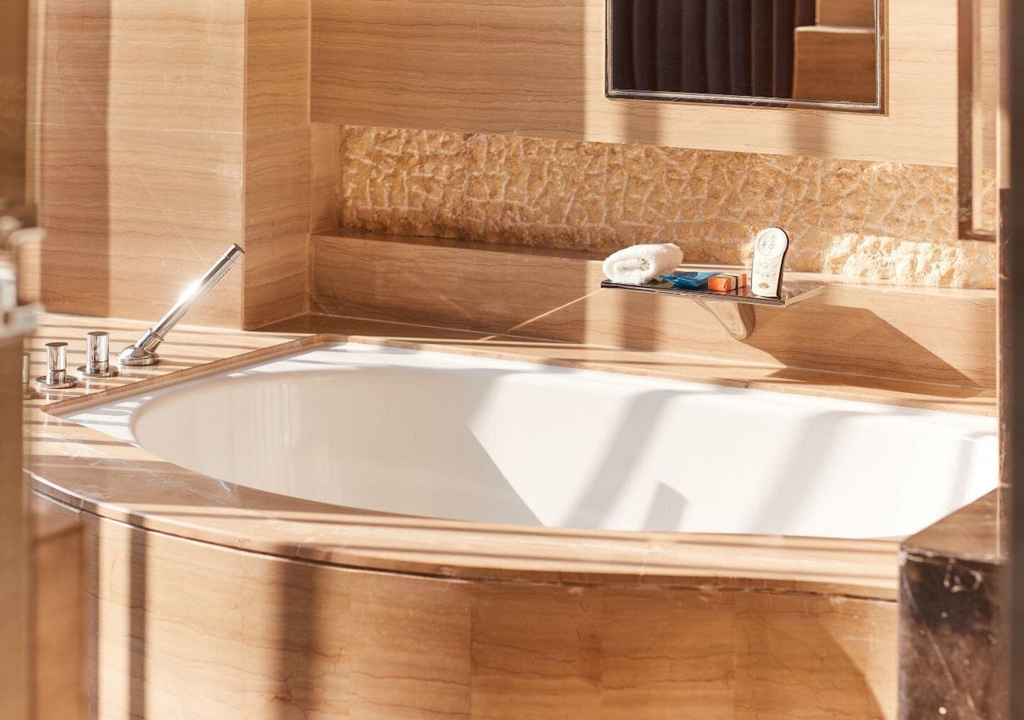 Une salle de bain moderne avec une baignoire sur pieds, un meuble-lavabo avec un miroir et un porte-serviettes.
