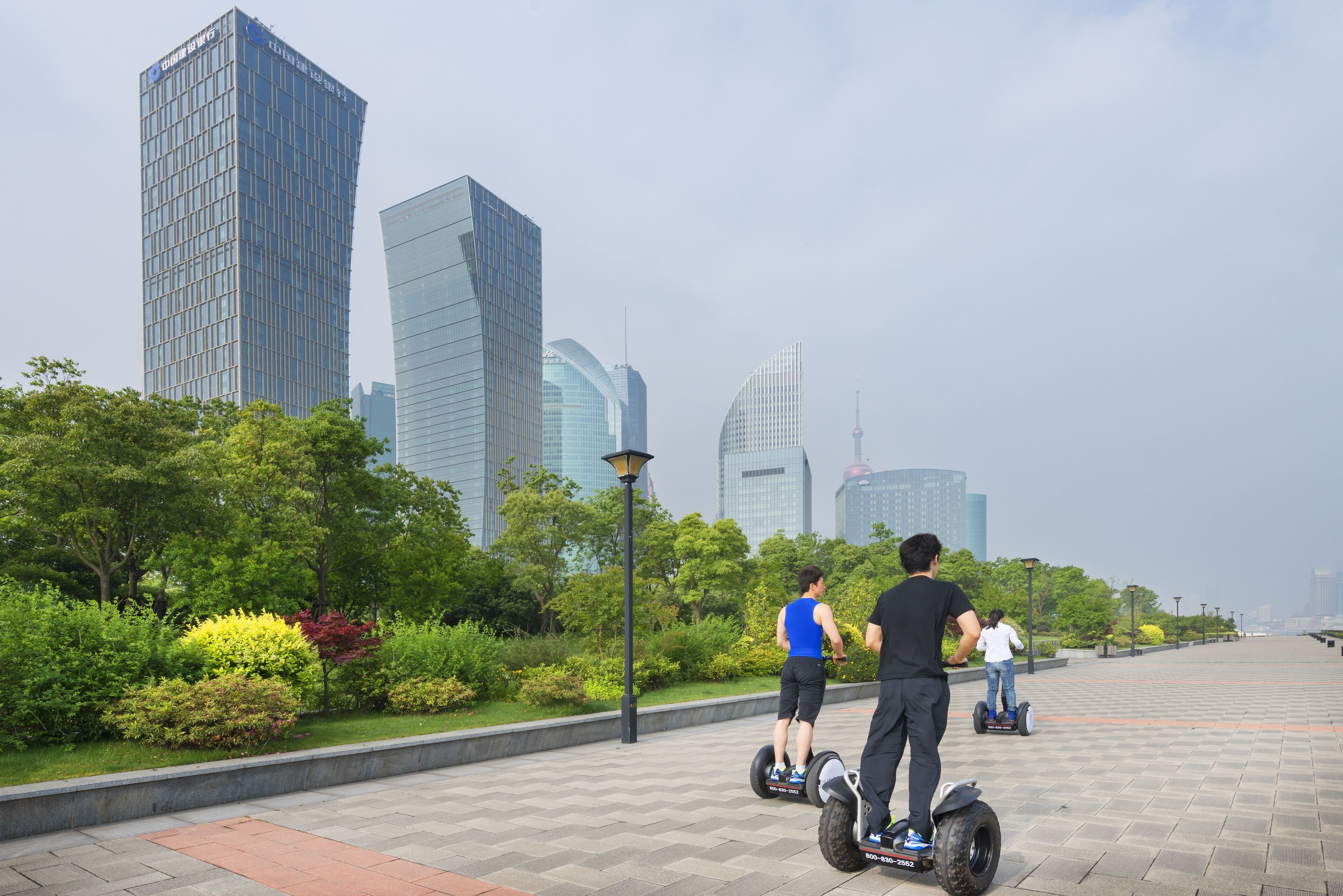 Un camino pavimentado con edificios modernos al fondo.