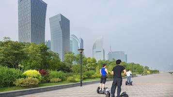 Un camino pavimentado con edificios modernos al fondo.