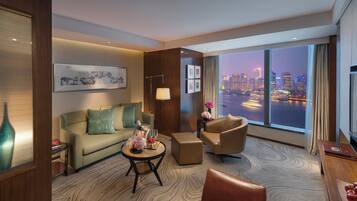 Minibar, coffres-forts dans les chambres, bureau