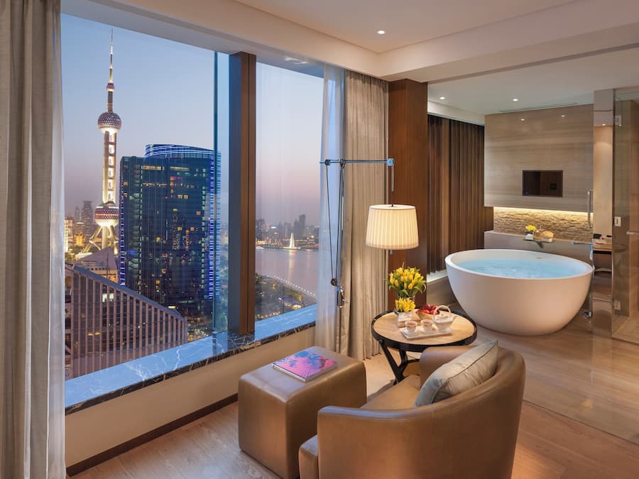 Minibar, caja de seguridad en la habitación y escritorio