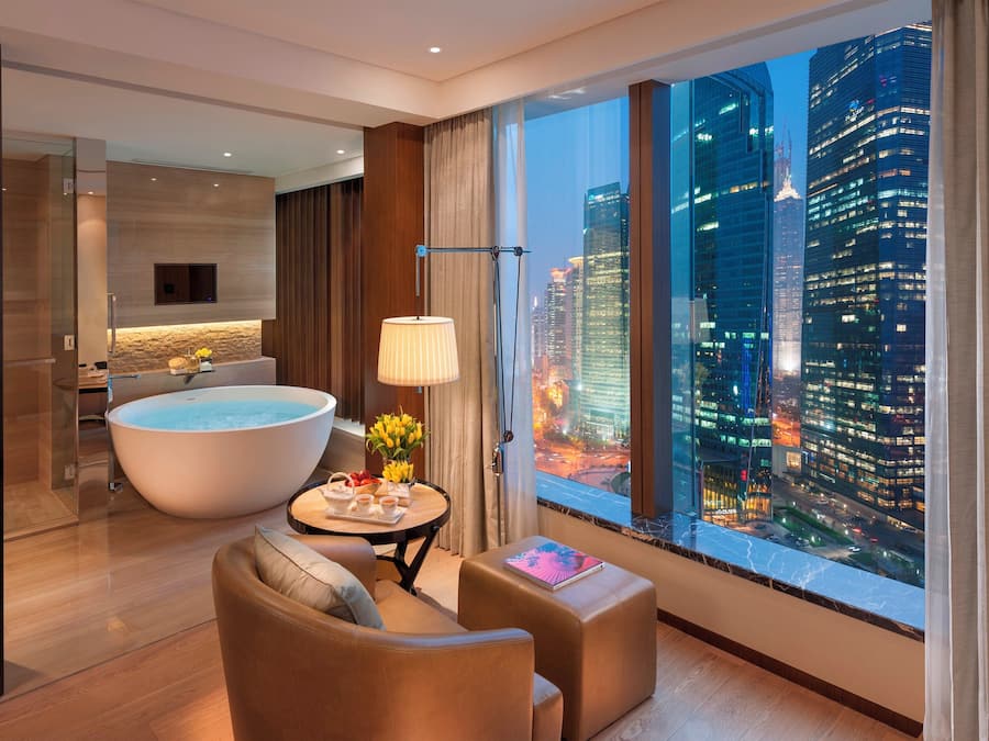 Mandarin, Habitación, 1 cama de matrimonio grande | Minibar, caja fuerte, escritorio y espacio para trabajar con un portátil