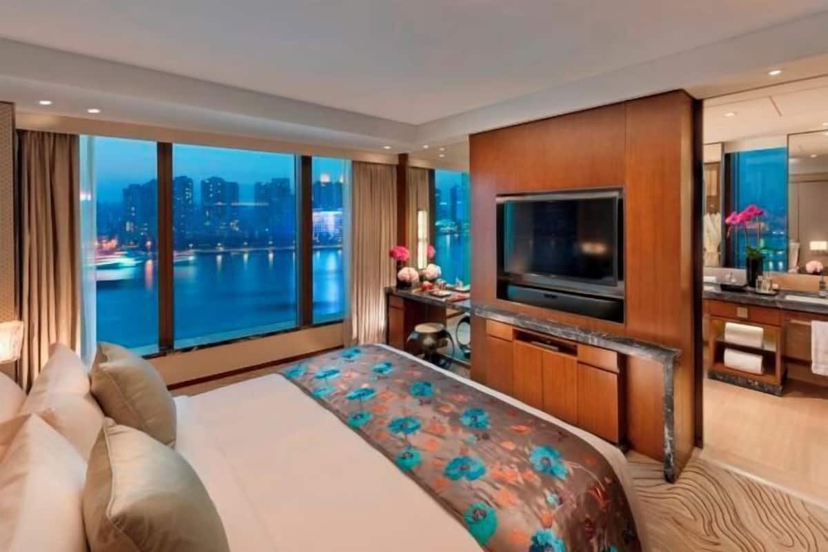 Minibar, in-room safe, desk, laptop workspace