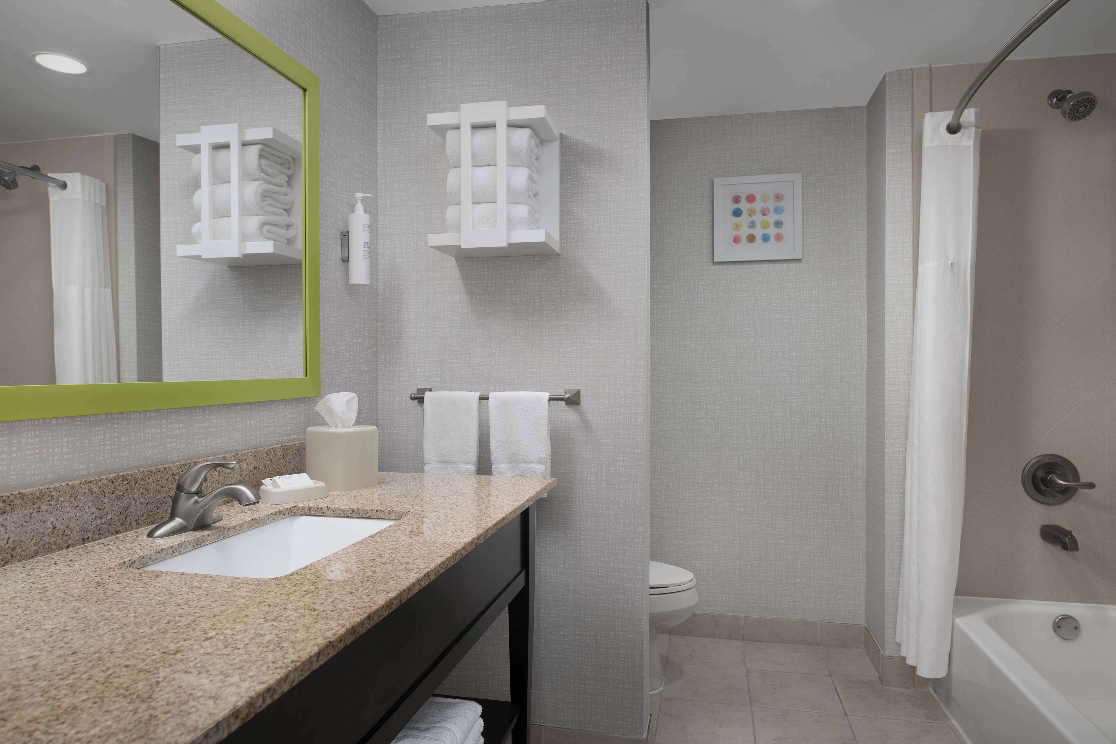 king studio with  sofa | bathroom | hydromassage showerhead, free toiletries, hair dryer, towels