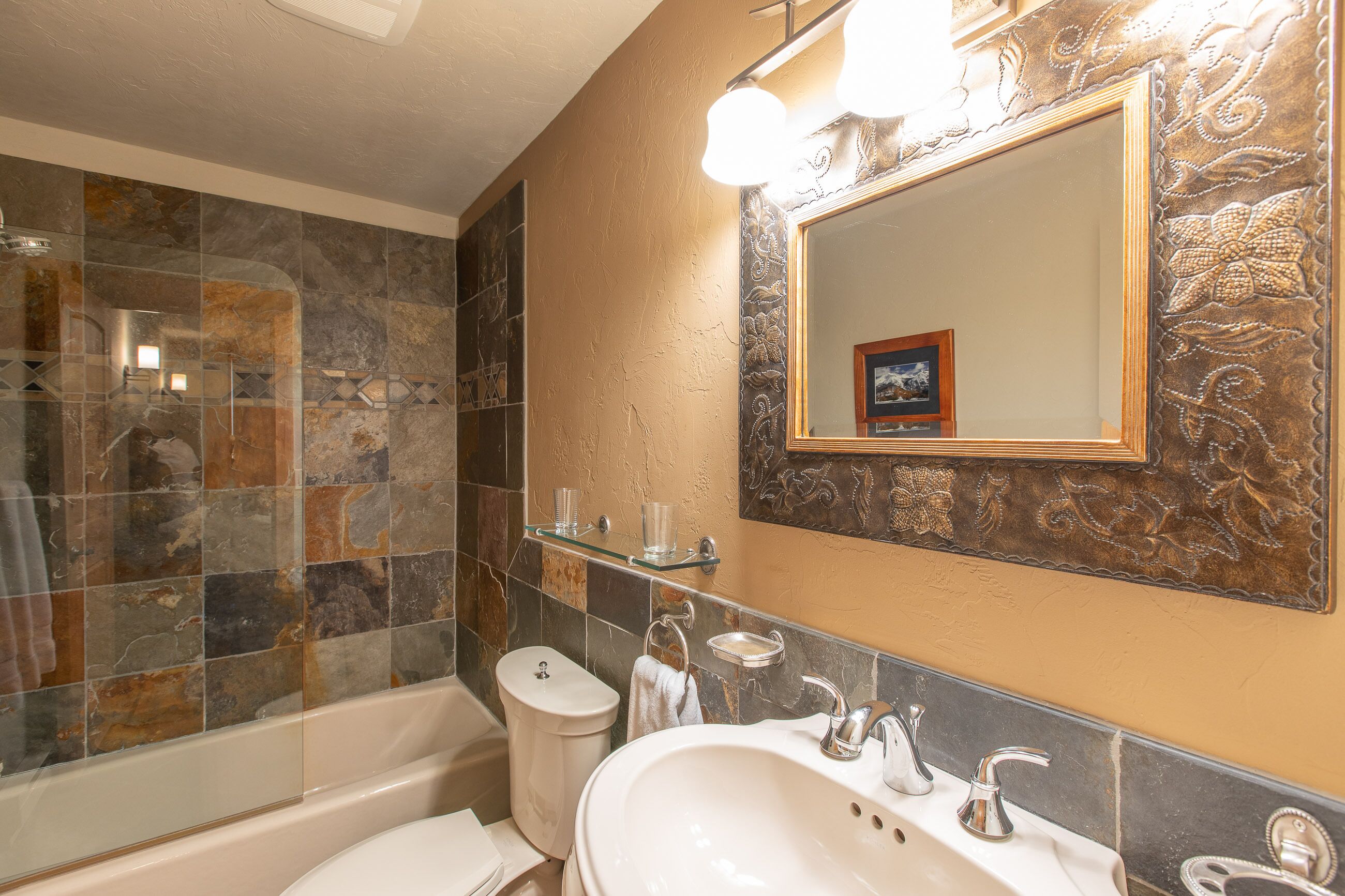 Un baño con bañera, inodoro y lavamanos.