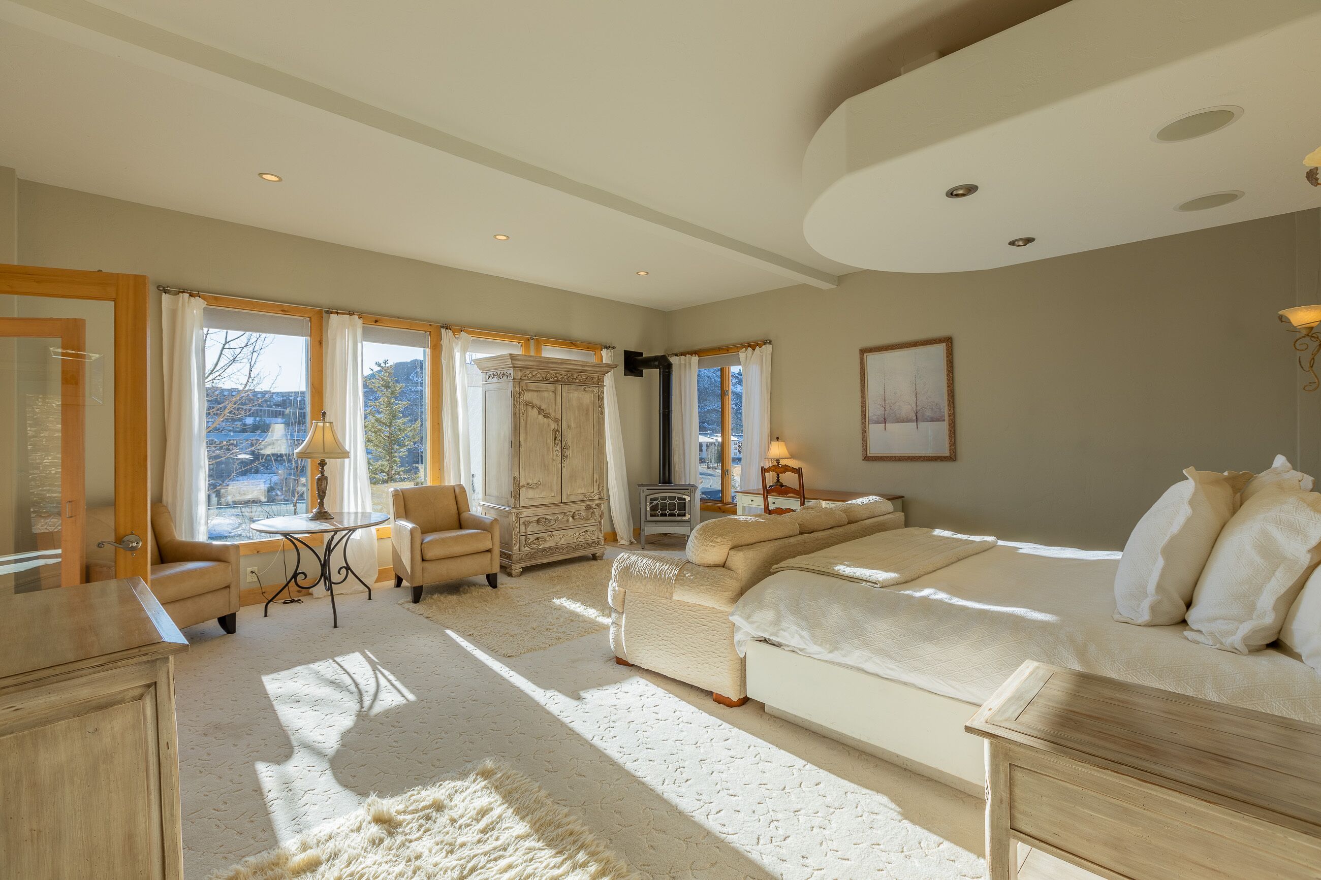 Habitación Premium | Zona de estar | Una televisión, libros