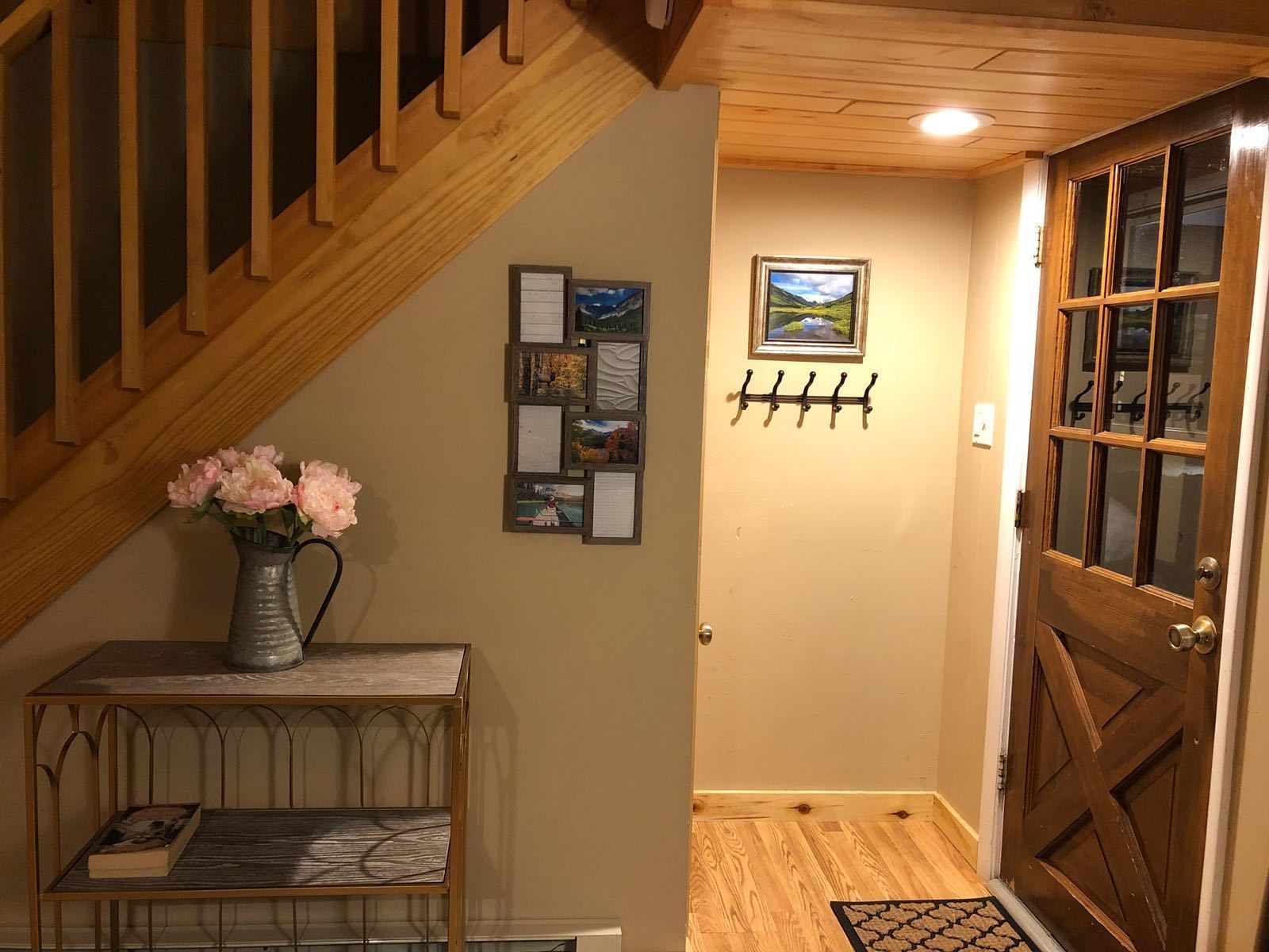 signature chalet, 3 bedrooms, mountain view | living area | tv, books