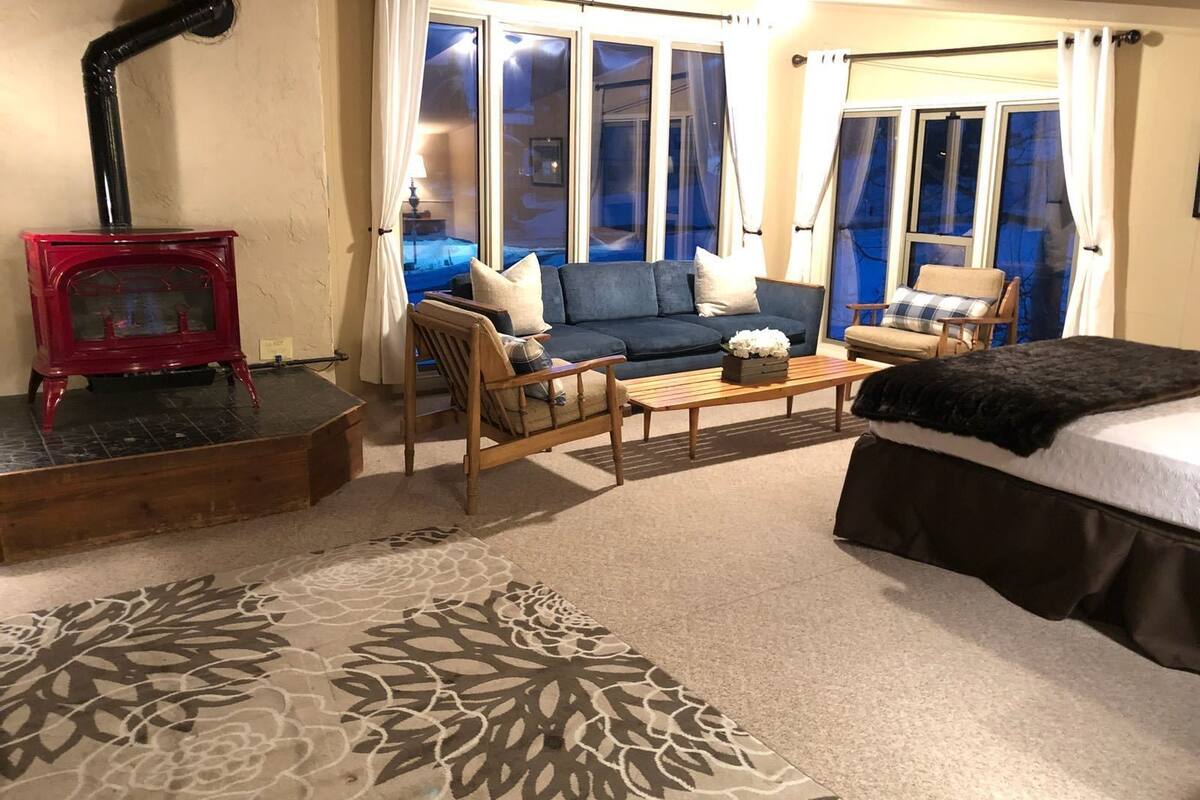 signature chalet, 3 bedrooms, mountain view | premium bedding, down duvets, blackout curtains, iron/ironing board